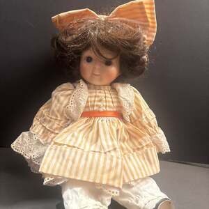 Victoria Ashlea Porcelain Musical Collector Doll 901125 NIB